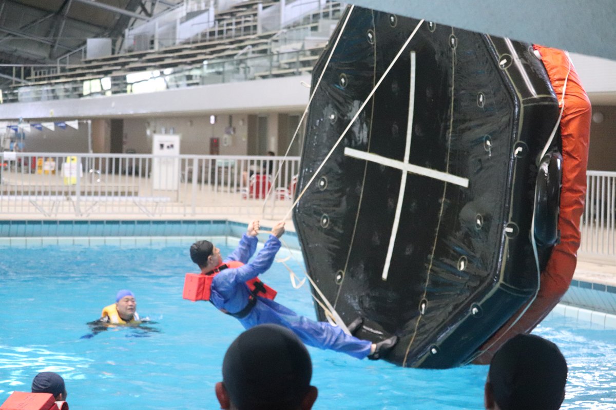 telegra64782134's tweet photo. #STCW
#船
#訓練
#講習

訓練終わりましたm(_ _)m
明日は消化訓練です。
ちなみに……

ライフラフト反転実習の時……
しゃっくりが止まらず……
反転して水面下、ライフラフトの下に潜り込んだ時、こらえていたしゃっくりが出てしまい脱出の際、大量のプールの水を飲み込んでしまいました
🏊‍♂️🤮💦

反転時のしゃっくりはNGです。

昼前に食べたセブンのメープルパンまでプールにぶちまけそうになったので船乗りの皆様気をつけましょう＼_(･ω･`)