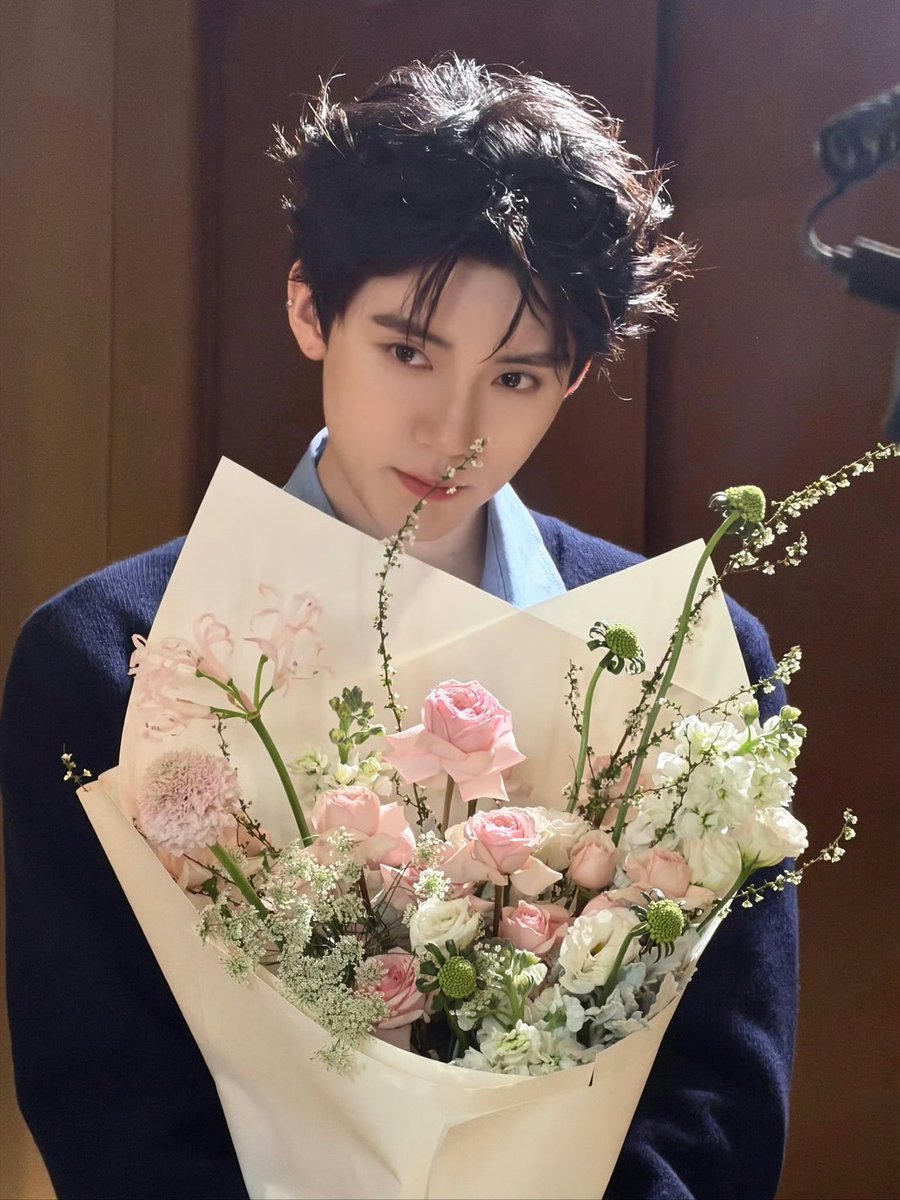 zyiranindofans's tweet photo. 040326 Zhou Yiran Studio Weibo Update
#GenerationToGeneration
Harum bunga menyapu lembut di atas bahu, menjadi catatan kaki kelembutan yang begitu pas. #ZhouYiran 💙🩷
#周翊然 #MuQingyan #慕清晏 #ChangNing #江湖夜雨十年灯 https://t.co/VQtTlgUmv3