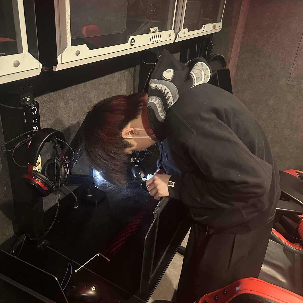 phoenixe315's tweet photo. eSPORTS CAFE PHOENIX 1号店ただいま新設備導入中です！

•モニターアーム
人間工学に基づいた最適な視野位置を実現し、長時間プレイでも首や目の負担を大幅に軽減します。

•新キーボード：EWEADN X87 
87キーコンパクト設計にガスケットマウント構造を採用した高性能モデル

•新マウス：ZOWIE EC3-CW
@ZOWIE_JAPAN 様ご提供された最新のゲーミングマウス！