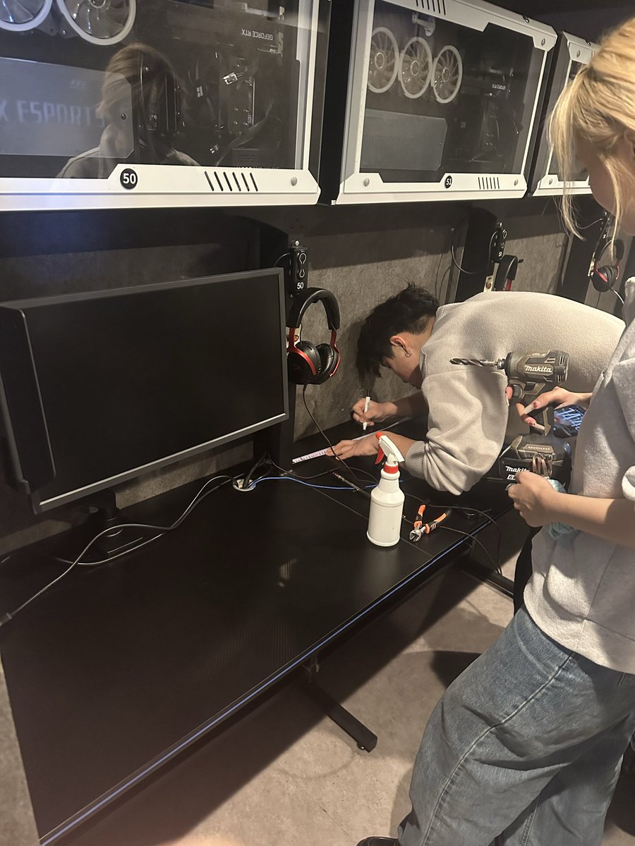 phoenixe315's tweet photo. eSPORTS CAFE PHOENIX 1号店ただいま新設備導入中です！

•モニターアーム
人間工学に基づいた最適な視野位置を実現し、長時間プレイでも首や目の負担を大幅に軽減します。

•新キーボード：EWEADN X87 
87キーコンパクト設計にガスケットマウント構造を採用した高性能モデル

•新マウス：ZOWIE EC3-CW
@ZOWIE_JAPAN 様ご提供された最新のゲーミングマウス！