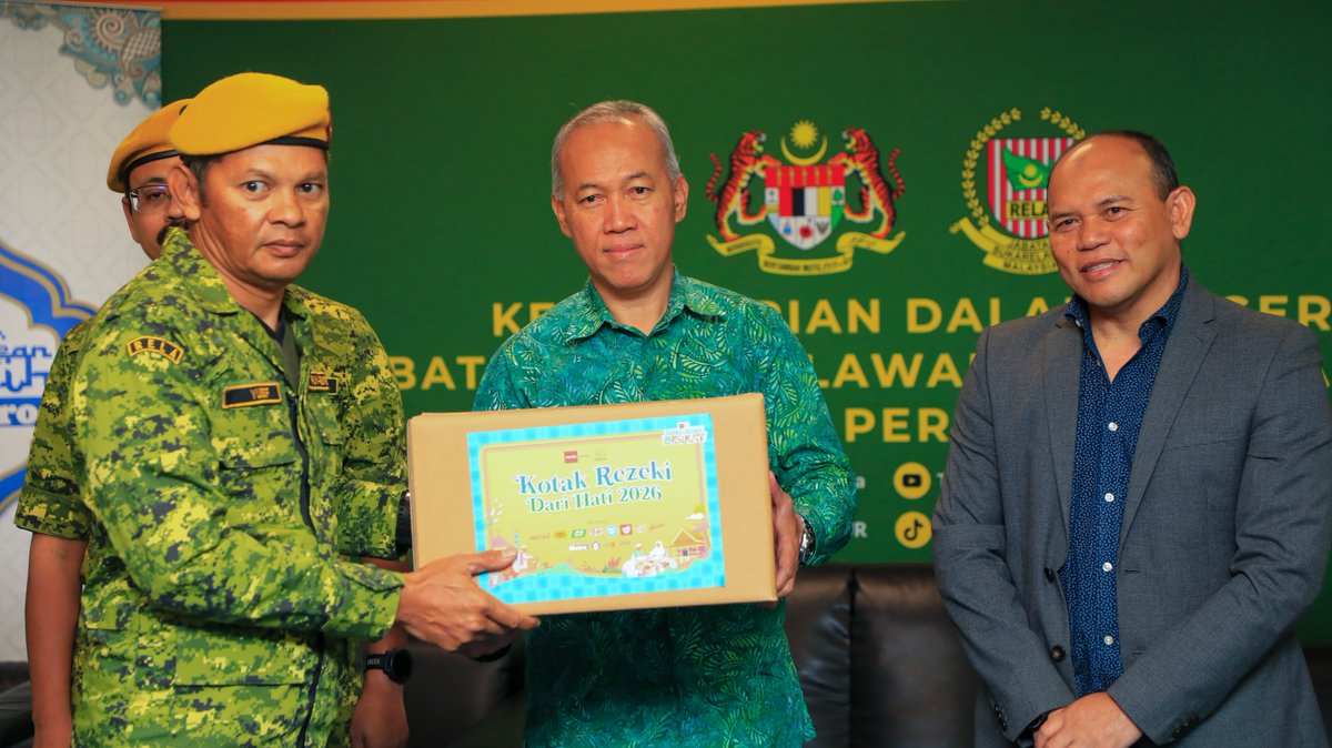 relamalaysia's tweet photo. 𝑃𝑅𝑂𝐺𝑅𝐴𝑀 𝑆𝑈𝑀𝐵𝐴𝑁𝐺𝐴𝑁 𝐾𝑂𝑇𝐴𝐾 𝑅𝐸𝑍𝐸𝐾𝐼 𝑇𝐼𝑇𝐼𝑃𝐴𝑁 𝐾𝐴𝑆𝐼𝐻 𝐻𝐴𝑅𝐼𝐴𝑁 𝑀𝐸𝑇𝑅𝑂/𝑁𝐸𝑆𝑇𝐿𝐸 𝐾𝐸𝑃𝐴𝐷𝐴 𝐴𝑁𝐺𝐺𝑂𝑇𝐴 𝑅𝐸𝐿𝐴

4 Mac 2026 - Seramai lapan anggota RELA sekitar Kuala Lumpur menerima secara simbolik sumbangan kotak Rezeki https://t.co/cYldIqh5Mq
