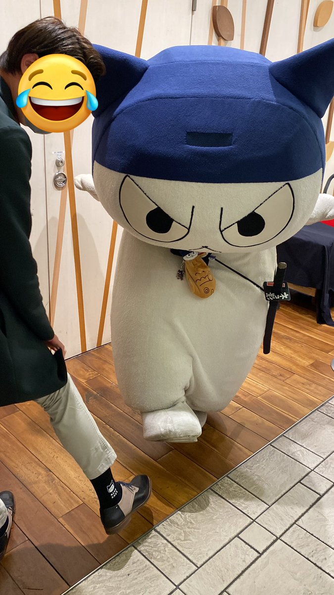 erk_1126_'s tweet photo. @shiho_artista 東京駅🗼
4枚目足長？アピールするネコ笑 https://t.co/FdytkPnRqE