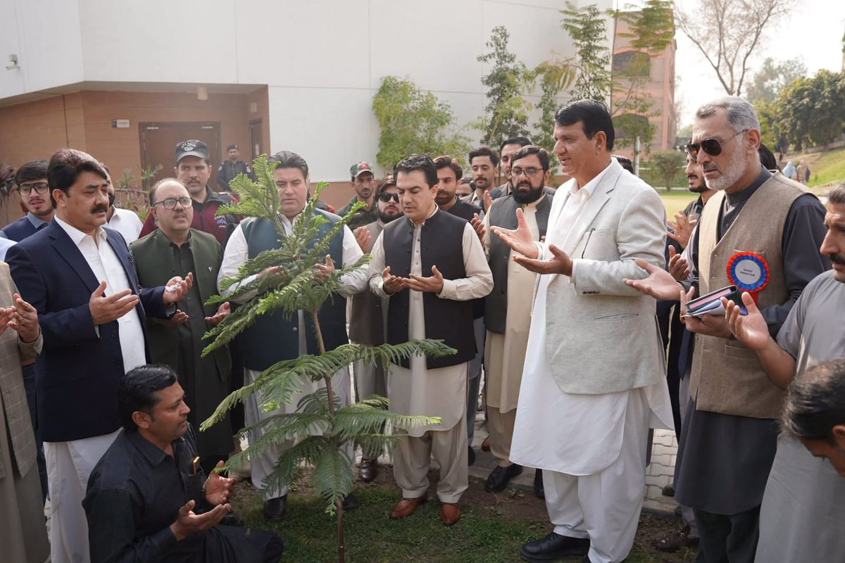 _CARKP's tweet photo. The Prime Minister’s Youth Laptop Distribution Ceremony was held at University of Engineering and Technology, Hayatabad Campus, Peshawar, graced by Engr. Amir Muqam, Federal Minister for SAFRON and Kashmir Affairs &amp; Gilgit-Baltistan. https://t.co/9VwfYi5YWL