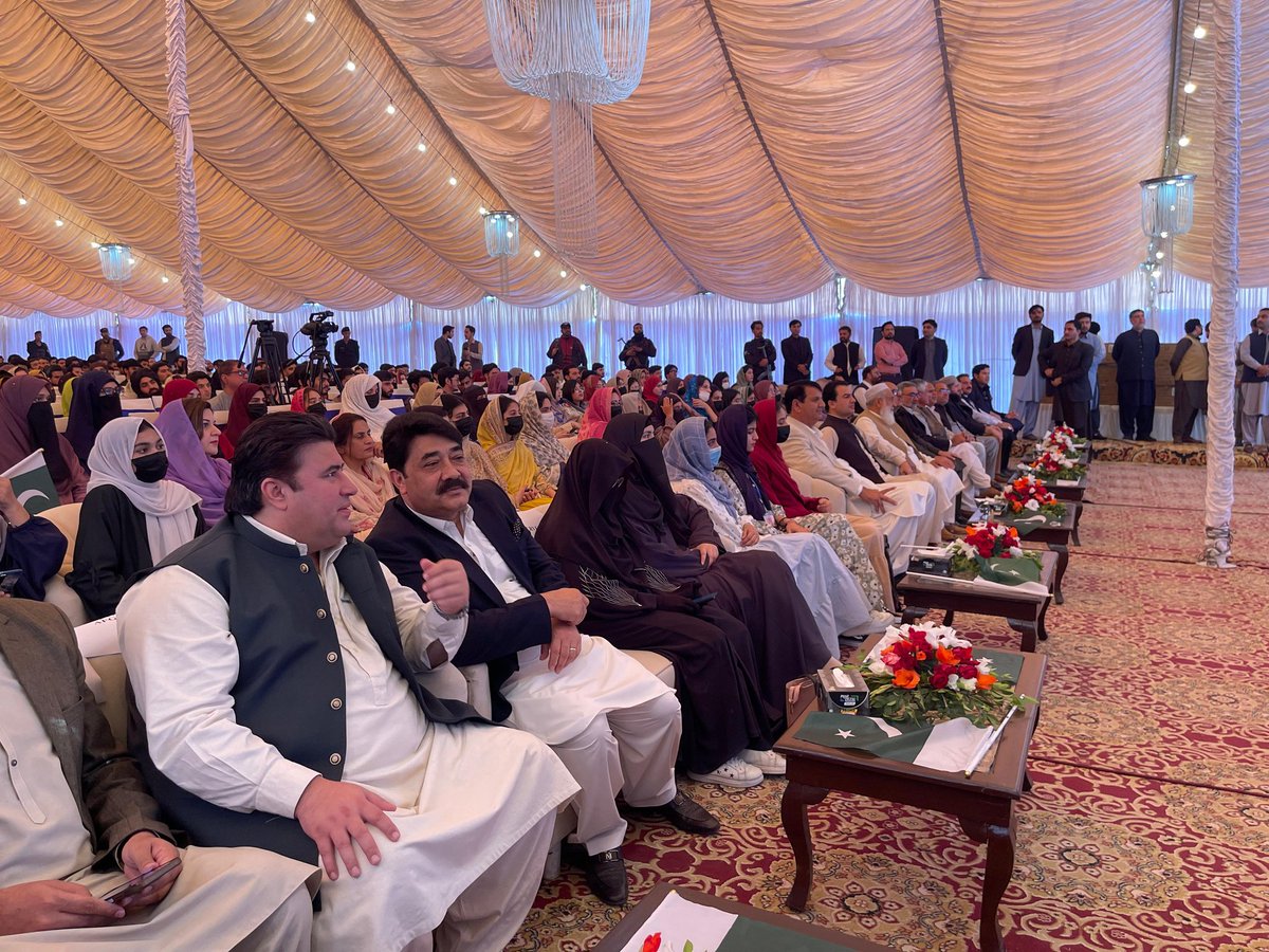 _CARKP's tweet photo. The Prime Minister’s Youth Laptop Distribution Ceremony was held at University of Engineering and Technology, Hayatabad Campus, Peshawar, graced by Engr. Amir Muqam, Federal Minister for SAFRON and Kashmir Affairs &amp; Gilgit-Baltistan. https://t.co/9VwfYi5YWL