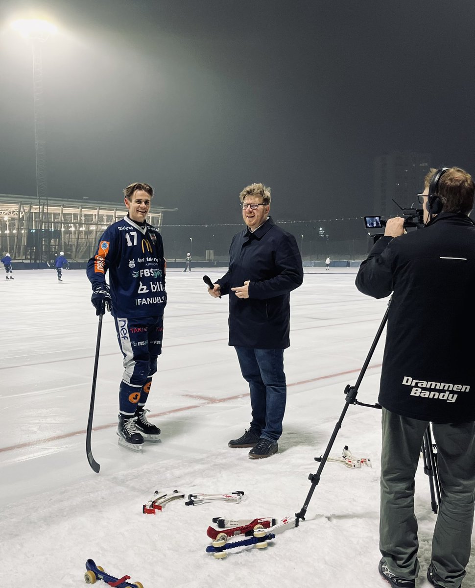 enavgutta's tweet photo. 🟠 | Mathias Farnes og Jørgen Styrmoe i hyggelig passiar på Marienlyst, en snau uke før NM-finalen mot Stabæk. 

#DrammenBandy #norskbandy #bandy https://t.co/GXZhUe7E2b