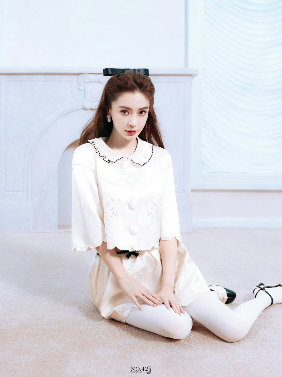 杨颖 angelababy

纯白缎面配小白丝，这种禁欲系的撩拨才最要命。✨
是洋娃娃，也是让人心痒的猫。 https://t.co/rrbKUleBD1