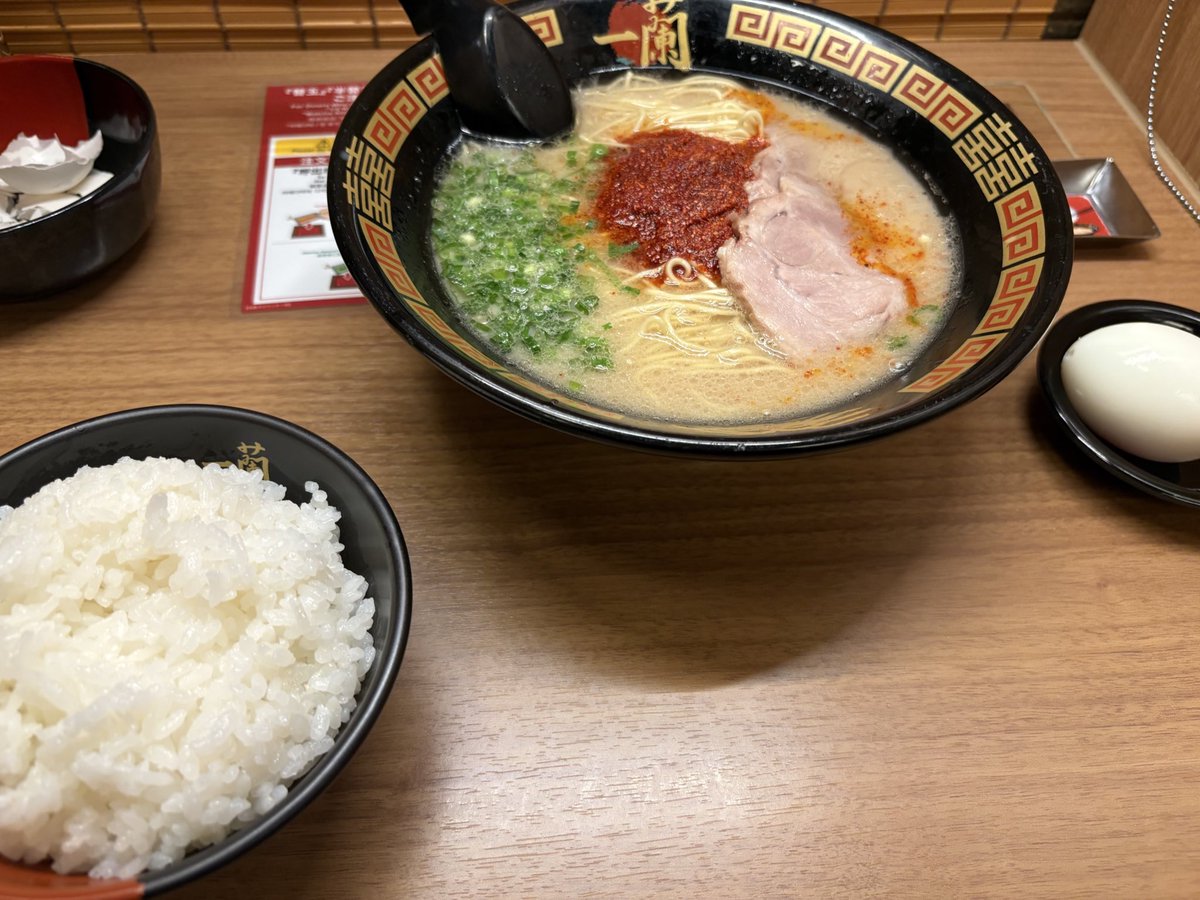 hiden_dango's tweet photo. ローレンセット
チキって初っ端から頼まなかったけど
イケそうだったから卵２個とご飯2杯と替え玉追加しました https://t.co/du0bRHStTI