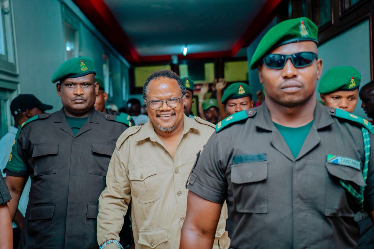 MariaSTsehai's tweet photo. 🔥 Lissu the Greatest of All Time (GOAT)
Yaani hii tabasamu ya ushindi unawachoma wauaji na madhulmat 👊🏽😀
Yaani hawa magereza ka bodigadi wake maana hatembei kama mtuhumiwa bali kama kiongozi au mshindi!
Hatma ya mtu anaisimamia Mungu si mwanadamu!
Huyu ndo kiongozi wa Taifa si walioua kukaa madarakani
#FreeTunduLissu