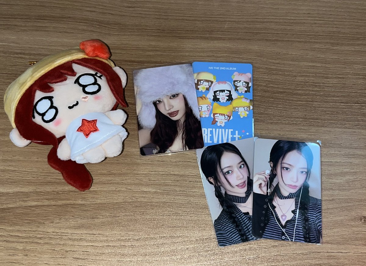 오늘의 수확!!!
우리 효녀들!!!!
저 완젼 유진잡이 됐어요ㅋㅋ 
최애 잡이는 언제쯤 될까여ㅋㅋ
글고 러브드 특전 이서 구해여!!!
구매만 합니당