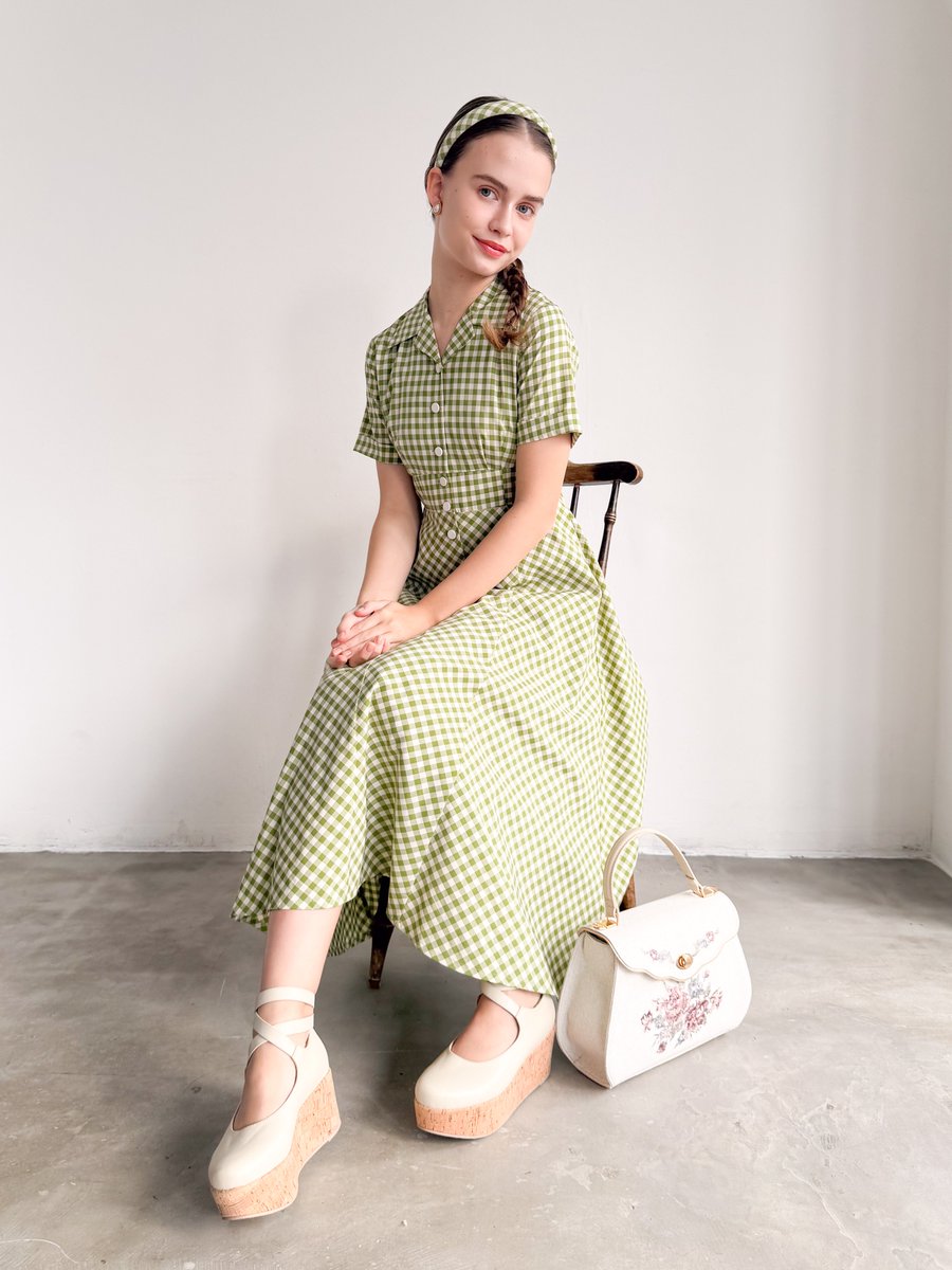 レトロカラーのギンガムチェックが目を惹くクラシカルなワンピース