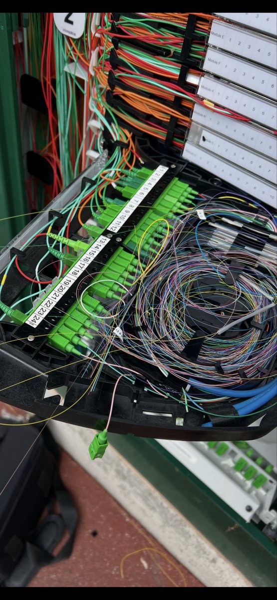 chain_design's tweet photo. @XpFibre qui a construit le réseau pour @VilleDeClamart n’assure pas l’entretien de son armoire @SFR dans le rue, nous sommes régulièrement sans internet. Nous vivons avec une clé 4G prêtée par @orange. @quillerychris @lionelrecorbet https://t.co/f2MifpFkMS