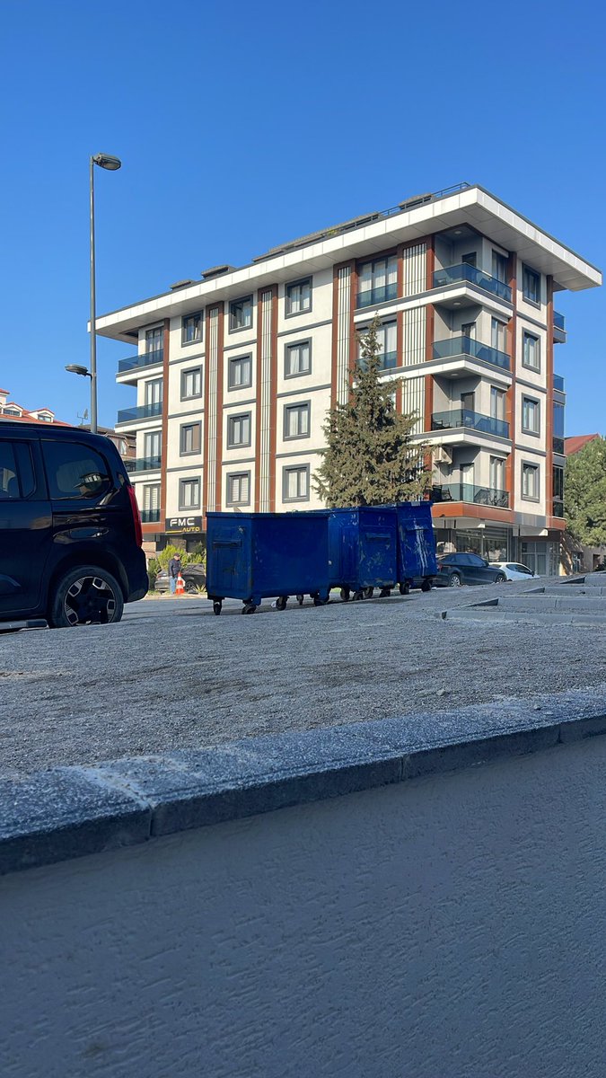 oztrkkbatuhan's tweet photo. @uskudarbld bakın bahçelievler mahallesi ayça sokak sokak girişinde bu çöp arabaları durdugu için sokak karşılıklı araba parkediliyor ve giriş daralıyor zaten sokağın içinde inşaatlar var tırlar beton arabaları girip çıkıyor bu dar yerden girerken aracımıza zarar geldi.. https://t.co/ipWOcBz4dR
