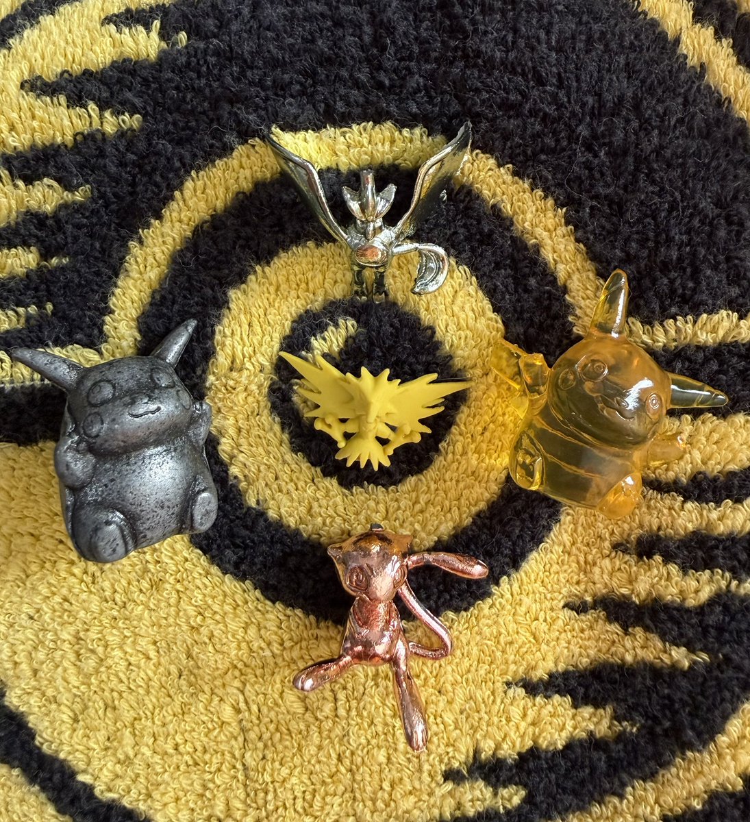 メタルピカやクリアイエローのピカも出てきたんだけど、缶詰めのコより