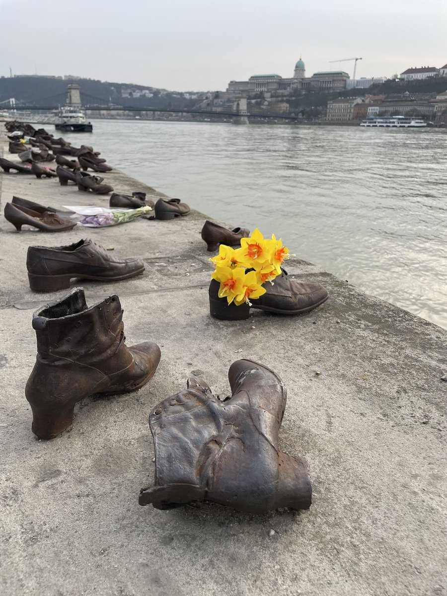 Mp97440's tweet image. 📸 Hungarian National Gallery
📸 Armand Schönberger «Café scene» - 1924
📸 Mémorial «Chaussures au bord du Danube» (G. Pauer 2005). Il représente ls personnes fusillées par ls Croix fléchées sur ces rives, et qui ont dû se déchausser avt leur exécution 1944-45
📍Budapest
#day3 🇭🇺