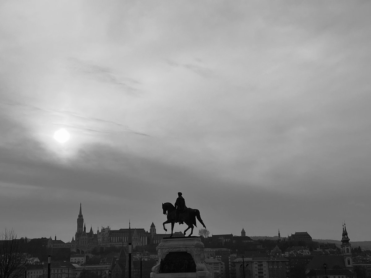 Mp97440's tweet image. 📸 Hungarian National Gallery
📸 Armand Schönberger «Café scene» - 1924
📸 Mémorial «Chaussures au bord du Danube» (G. Pauer 2005). Il représente ls personnes fusillées par ls Croix fléchées sur ces rives, et qui ont dû se déchausser avt leur exécution 1944-45
📍Budapest
#day3 🇭🇺