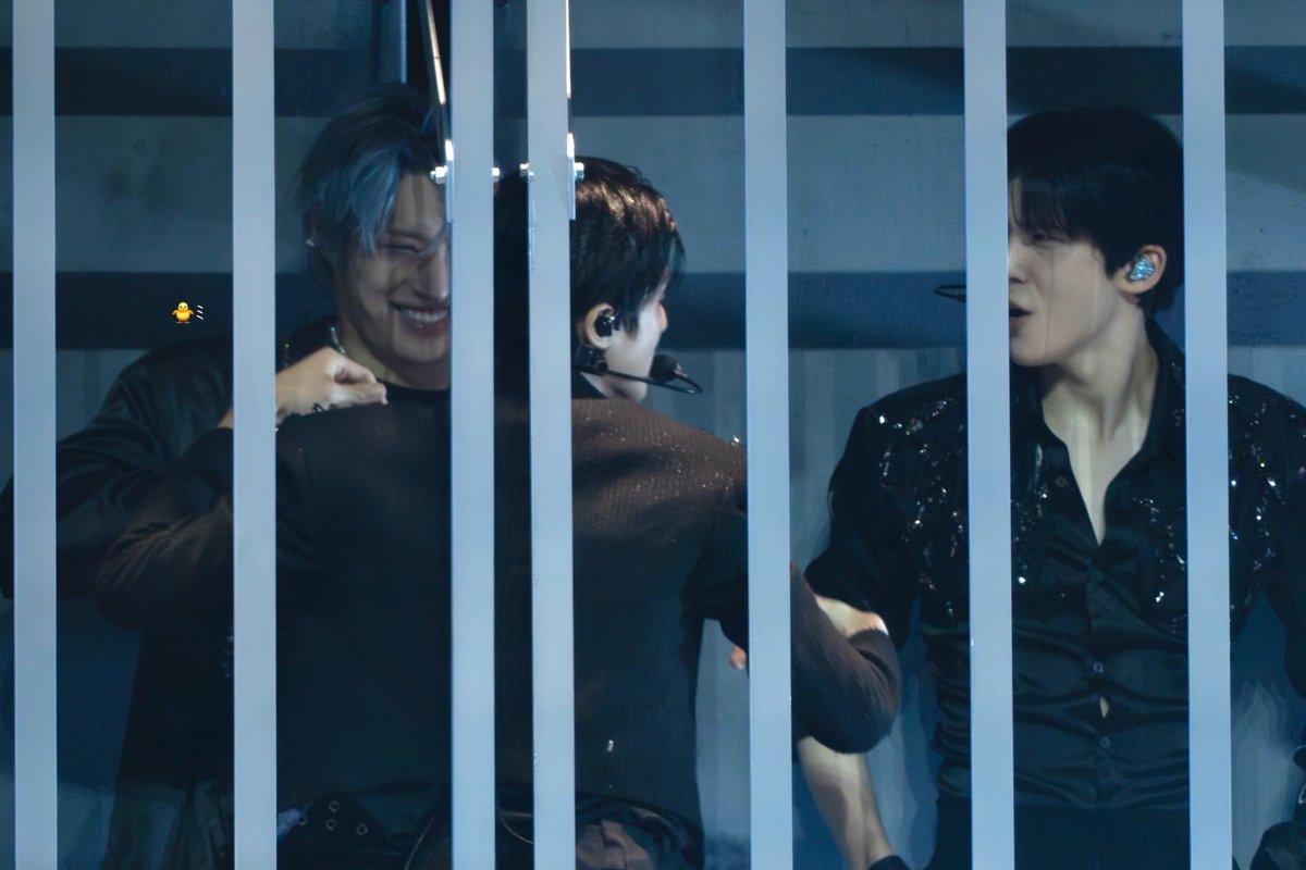 mingi got some adrenaline from wooyoung ❤️‍🩹

260303 melbourne #ATEEZ