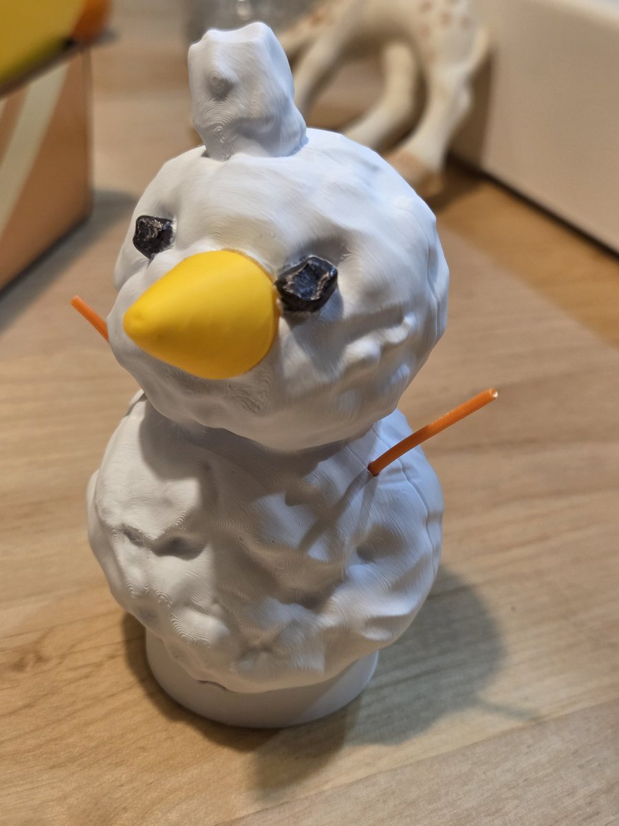 commojun's tweet photo. 先月の雪降った日に娘と作った雪だるまを3Dプリンタで印刷してフィギュアにしました https://t.co/FoFKO9WKFs