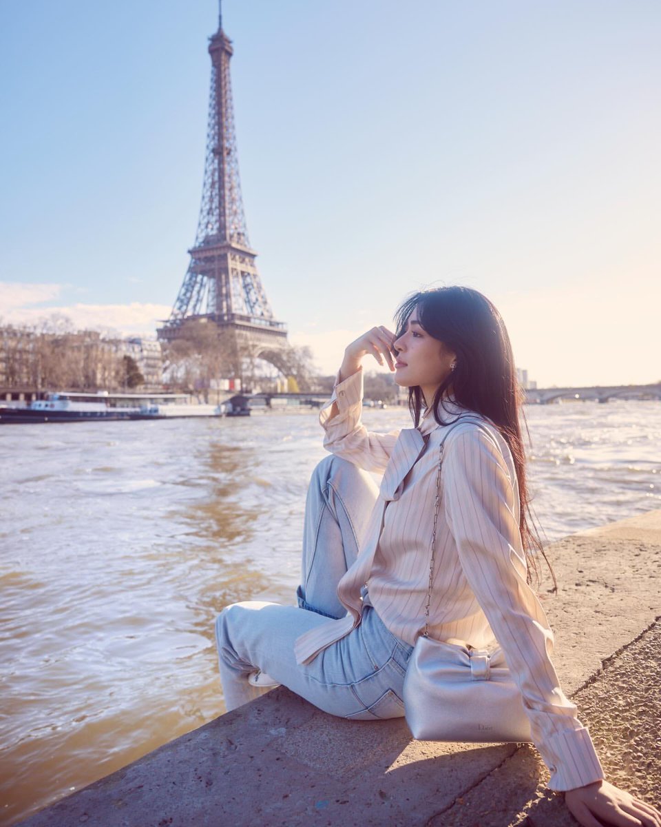 StarTodayEnt's tweet photo. “หลิงหลิง คอง” House Ambassador อวดภาพหลังชมแฟชั่นโชว์ Dior คอลเลคชั่น Women's Autumn/Winter 2026-2027

LINGORM BA DIOR AT PFW26
#LingOrmDiorAW26
#LinglingKwong #OrmKornnaphat  #LingOrm #Dior #DiorAW26 #PFW  @Dior @linglingsirilak @ormmormm https://t.co/sK4NOYHVbM