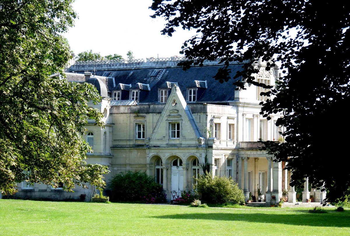 Le #château de la Madeleine à Pressagny-l'Orgueilleux dans l'#Eure, en #Normandie de style baroque fut détruit à la Révolution puis reconstruit. En 1824, il appartient au poète Casimir #Delavigne, il y composa son #poème : Adieu à la Madeleine. Il est inscrit aux MH depuis 2002.