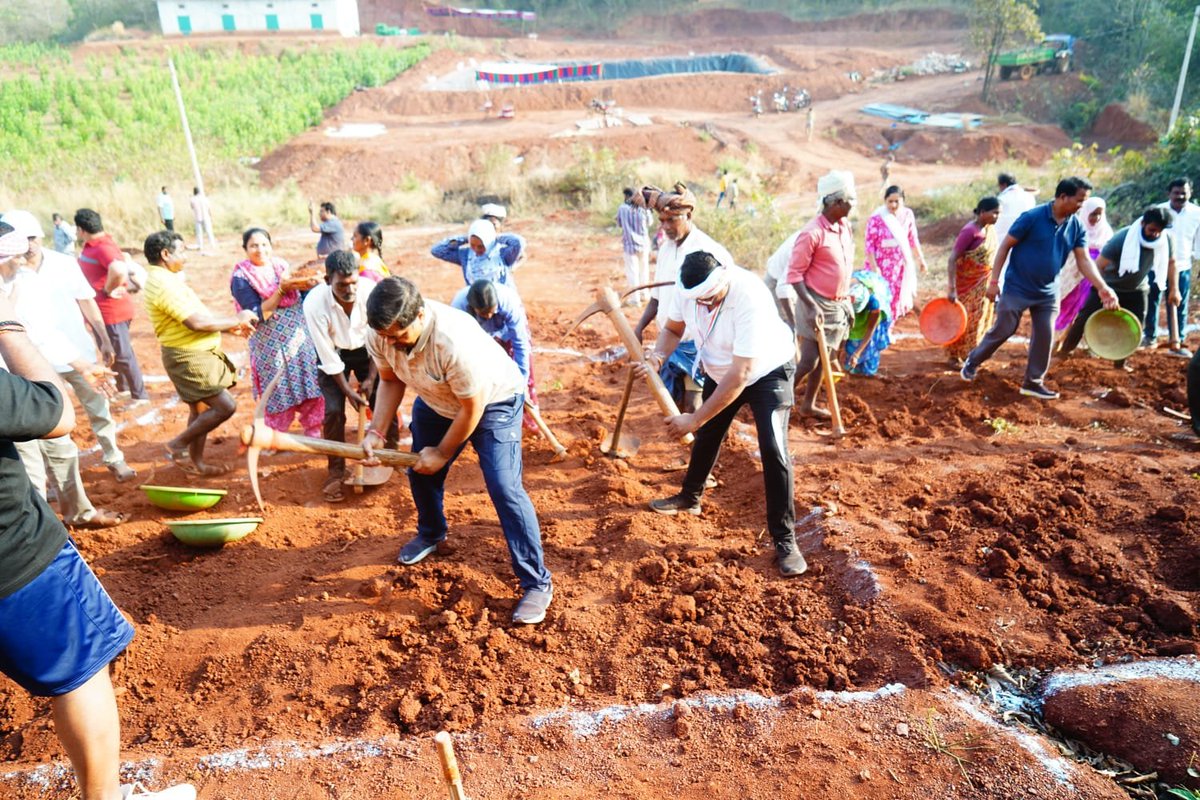 SachinAhimsa's tweet photo. Sanghatan Srijan Andhra Pradesh and Telangana. The leaders of the Congress get close to the soil and those who work with it. Jai Jagat! https://t.co/KyxKJK6SBC