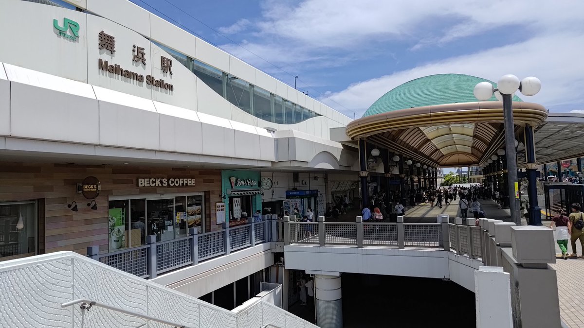 plutopp's tweet photo. 私も旅行では「ディズニーランドの目の前まで行っておいて横浜駅の写真だけ撮って帰る」みたいな奇行をするので、旅につきあわせることのできる知り合いなどいません https://t.co/OcEtDEjZ5n