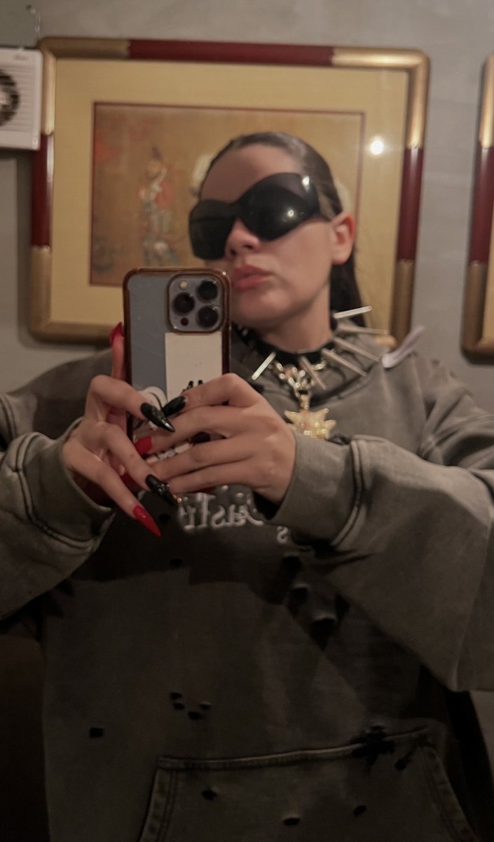 Me pone triste no poder tener ese cabello y tampoco poder hacerme uñas Im just a bro…