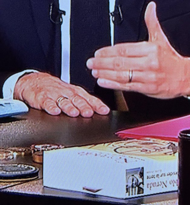 PoliticayModa's tweet photo. Ante el libro sobre los aliados IIGM que usó de "decoración" Netanyahu, Macron apuesta por poemario Neruda -"Ay! Si con sólo una gota de poesía o de amor pudiéramos aplacar la ira del mundo(...)"-, pero incluye un soldadito de plomo napoleónico #escenografia https://t.co/v4ctSzg4x5
