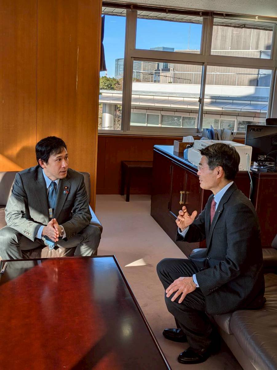 Katoryusho's tweet photo. 平田研 長崎県知事が国土交通省を訪問され、政務官室にもお越しいただきました。
離島・半島を多く抱える長崎の課題解決に向け、国土交通行政の総合力を生かし、長���県と連携して取り組んでまいります。
私自身も長崎県出身の国会議員の一人として、長崎の未来づくりに向け、全力を尽くします。 https://t.co/dh5cgdJ4CR