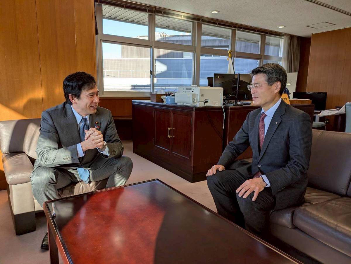 Katoryusho's tweet photo. 平田研 長崎県知事が国土交通省を訪問され、政務官室にもお越しいただきました。
離島・半島を多く抱える長崎の課題解決に向け、国土交通行政の総合力を生かし、長���県と連携して取り組んでまいります。
私自身も長崎県出身の国会議員の一人として、長崎の未来づくりに向け、全力を尽くします。 https://t.co/dh5cgdJ4CR