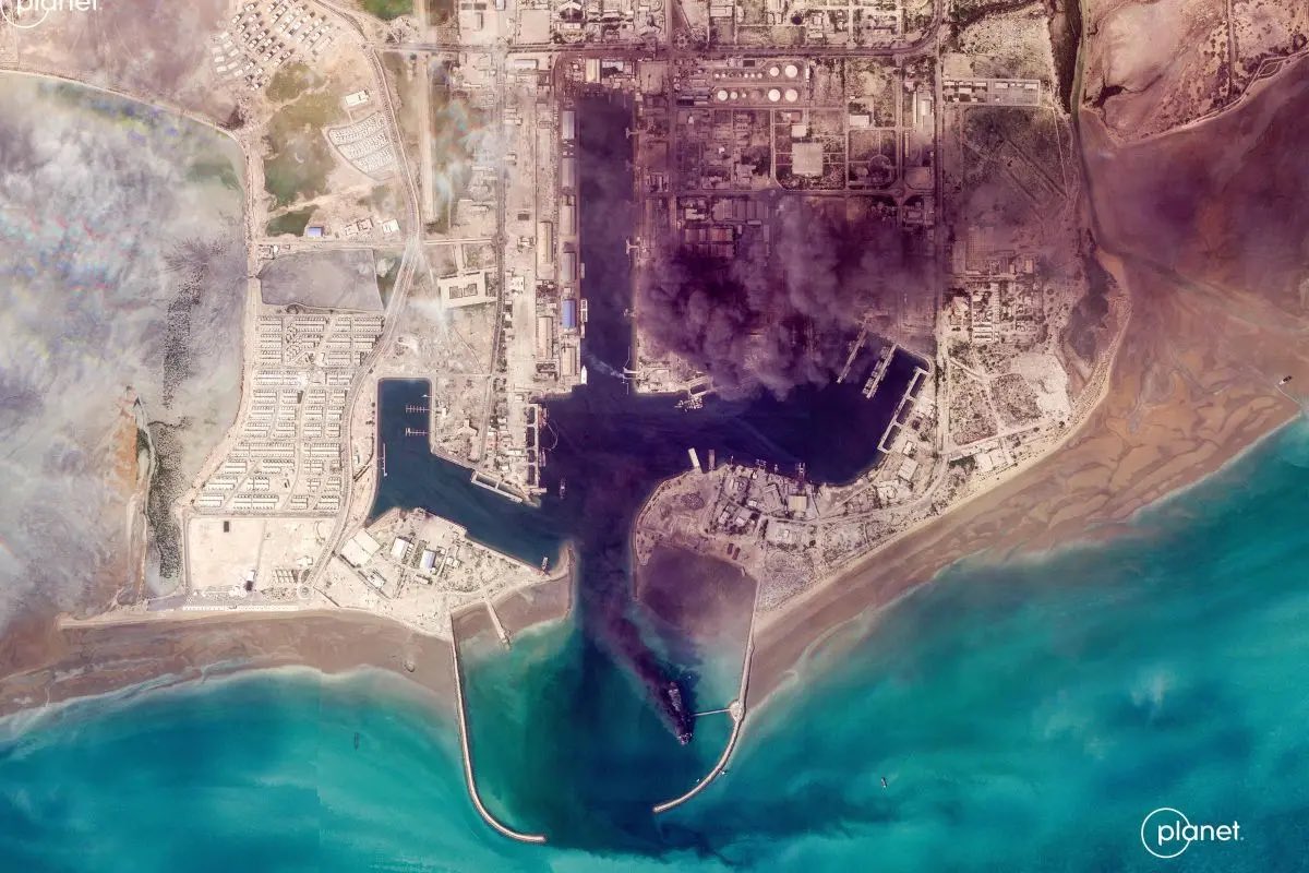 WorldTrendCurat's tweet photo. 🇺🇸 【🚨 One Missile, Billions in Defense Blind】 
Iran just knocked out the $1.1 billion AN/FPS-132 early-warning radar at Al Udeid Air Base in Qatar — the single most critical piece protecting every Patriot and THAAD battery across the entire Gulf.

This radar gave the US long-range eyes on ballistic threats from Iran. One precise strike later and the whole network is operating blind. Qatar intercepted 101 missiles during the barrage, but the one that mattered slipped through.

The hit is part of Iran’s retaliation after the US-Israel operation that killed Supreme Leader Khamenei. With the Strait of Hormuz now harder to secure, the US Navy’s promised tanker escorts are suddenly looking a lot less reassuring. Oil prices are already reacting.

This is the brutal math of asymmetric warfare laid bare: Iran only needs to succeed once. The defender must be perfect every single time. For 90 million people watching their energy prices spike and global shipping routes tremble, the message is crystal clear — no fortress is invincible when the attacker is willing to pay the price. The petrodollar’s security just took a direct hit, and the world is about to feel it.

Sources: Reuters, CNN, Army Recognition