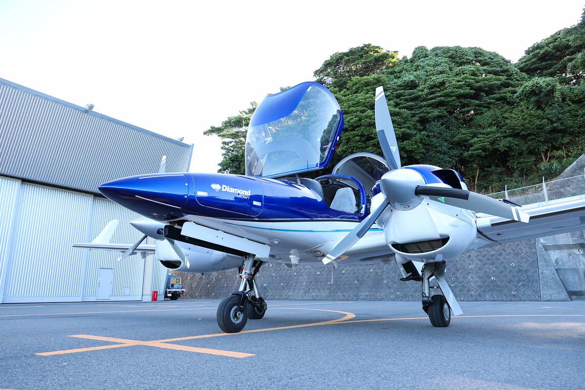 Honda_Airways's tweet image. 先日投稿した「DA42のどの角度が好き？」という質問に、
「機首から2mからのローアングル」と「斜め後ろ」のリクエストにお応え！

リクエスト通りの一枚になっているか、スタッフも少しドキドキしています。
素敵な視点をありがとうございます✨

#空のHonda #本田航空 #DA42 #リクエストにお応えして