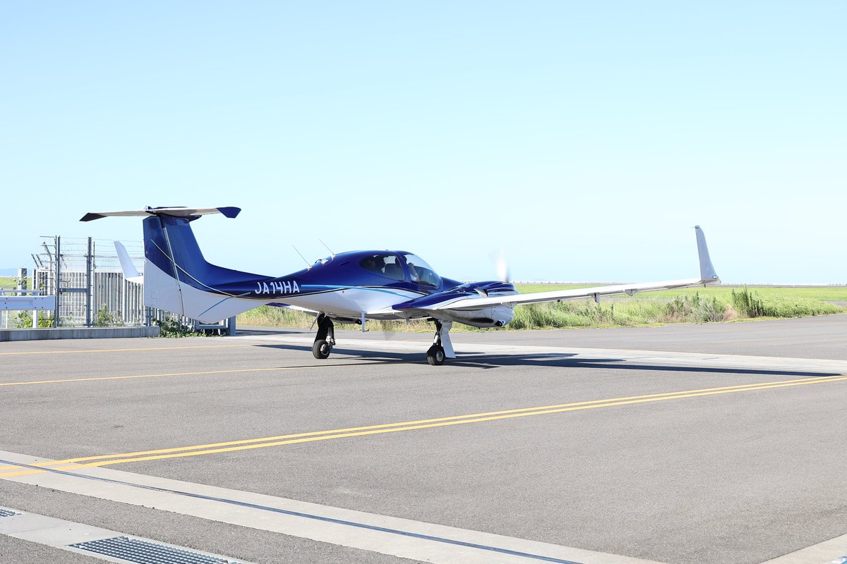 Honda_Airways's tweet image. 先日投稿した「DA42のどの角度が好き？」という質問に、
「機首から2mからのローアングル」と「斜め後ろ」のリクエストにお応え！

リクエスト通りの一枚になっているか、スタッフも少しドキドキしています。
素敵な視点をありがとうございます✨

#空のHonda #本田航空 #DA42 #リクエストにお応えして