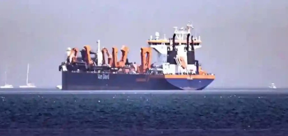 صرف چین، پاکستان اور روس کو آبنائے ہرمز سے گزرنے کی اجازت ھے۔
ایٹمی پروگرام پر ان تینوں ممالک کا ایران کے حق میں موقف دینے پر ایرانی حکومت اور عوام انکی شکرگزار ھے۔
( ایران )