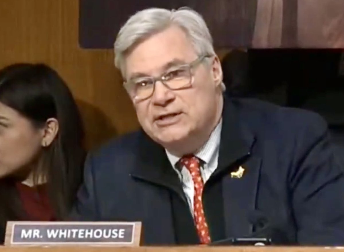 Os EUA têm um senador chamado Whitehouse. E eu acho um desperdício o homem ainda não se ter candidatado à presidência.