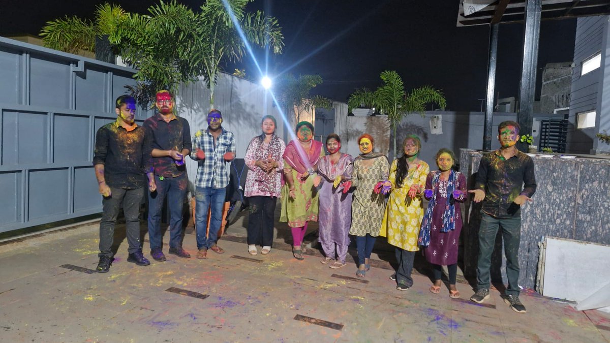 Niyatee_Org's tweet image. We celebrated Holi at our head office premises with all staff, spreading joy, unity, and vibrant colors. This festival of togetherness inspires positivity and success. Wishing everyone happiness and prosperity! 🎉✨ #HappyHoli #TeamCelebration #FestivalOfColors