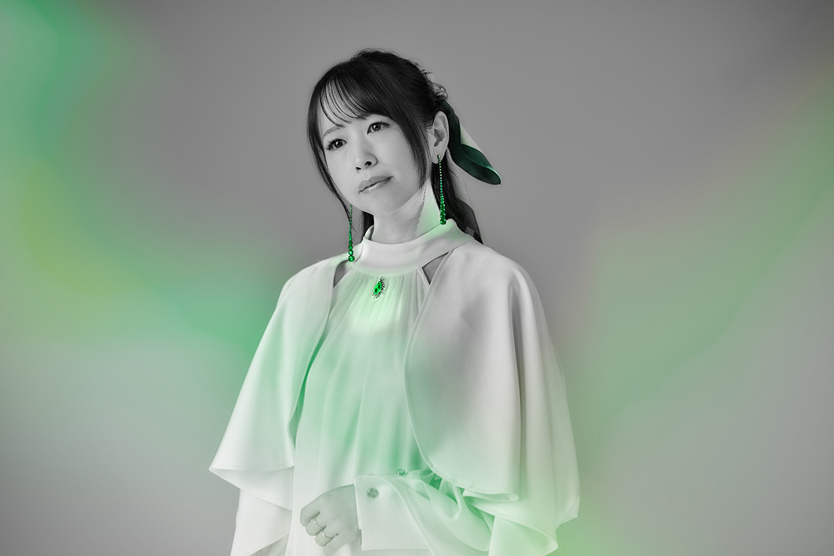 koshio_s's tweet photo. ジャケットデザインとアーティスト写真を担当したやなぎなぎさんのアルバム「GREEN LIGHT」発売中！

なんとこのアルバムは同じコンセプトで同期するゲームと同時発売。さらに同名ライブツアーと合わせて３つが同じ世界観で繋がっています。
なぎさんの才能には毎回驚かされます。

ロゴは３種ありゲームロゴは「G」が、ライブロゴは「L」がGREEN LIGHTの文字列の中で緑色に光っています。
アーティスト写真も世界観が繋がるようにモノクロの中でが淡く光るイメージをつくりました。

アルバムもゲームもライブも是非！

アルバム
https://t.co/ihx26C9sih

ゲーム
https://t.co/S4H5M512Ls

ライブツアー
https://t.co/YxByAV5BFV

#やなぎなぎ