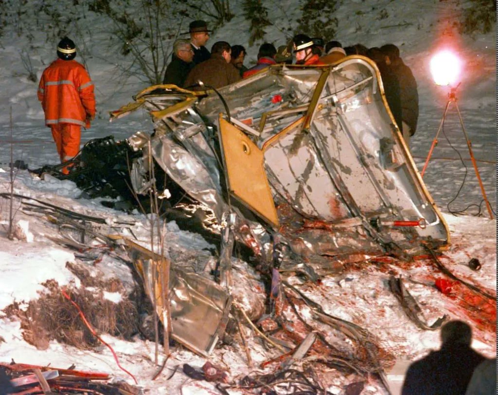 mariobianchi18's tweet photo. Il #4marzo 1999 il capitano pilota dei Marines Richard Ashby, pilota dell'aereo che tranciò il cavo della funivia sul #Cermis causando la morte di 20 persone, è assolto a sorpresa dalla Corte marziale USA. Fosse stato colpevole avrebbe rischiato un massimo di 206 anni di carcere. https://t.co/Alt3Kq3VfJ