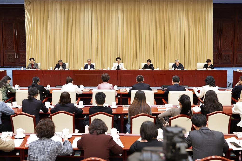 VoiceofPD's tweet image. Symposium held on second volume of book on Xi's visits to people's homes

A #symposium has been held in #Beijing on the second volume of a book about the interactions between #XiJinping, general secretary of the Communist Party of China Central Committee, and the people during