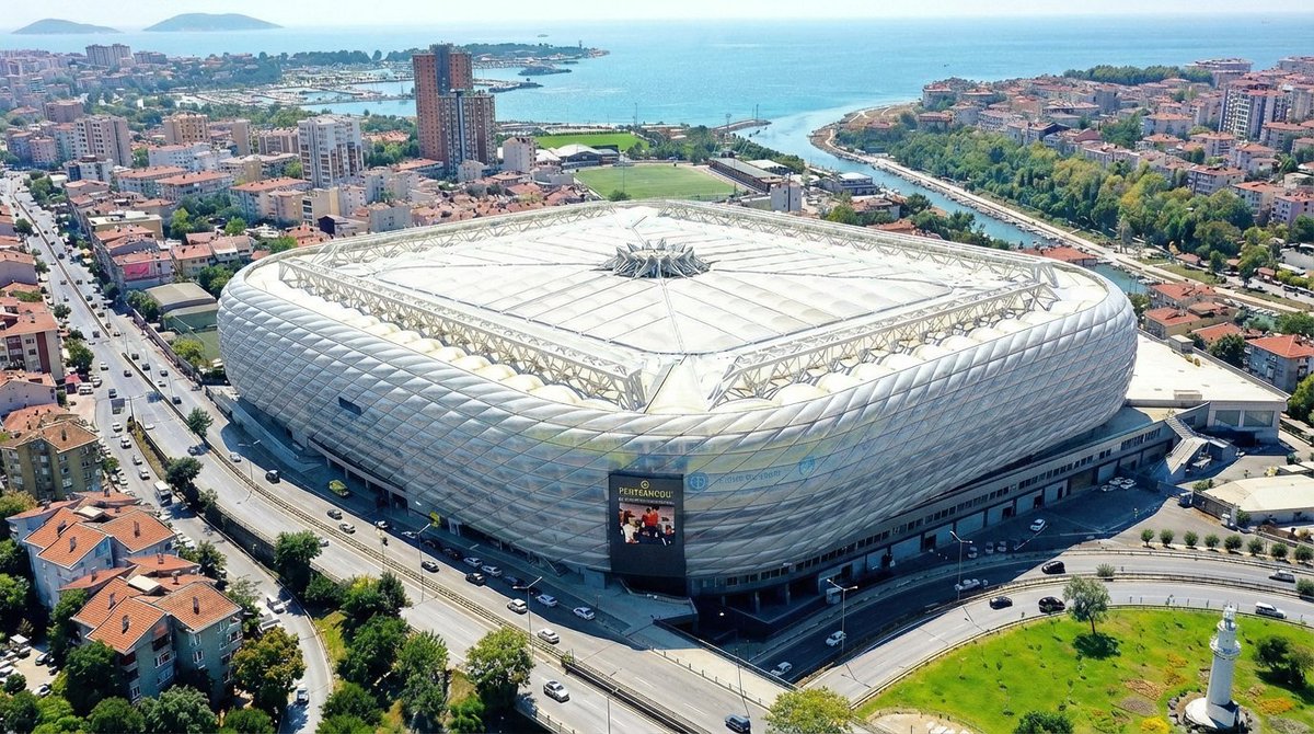 Aziz Yıldırım ve yönetimi 2011'de "tek parça ve şeffaf kabuklu" stadyum projesini yapmayı düşünüyordu. Stadın çatısını da uzatacaklar hem akustik hem görsel bütünlüğü sağlayacaklardı. O proje gerçekleşseydi nasıl görünürdü?💛💙