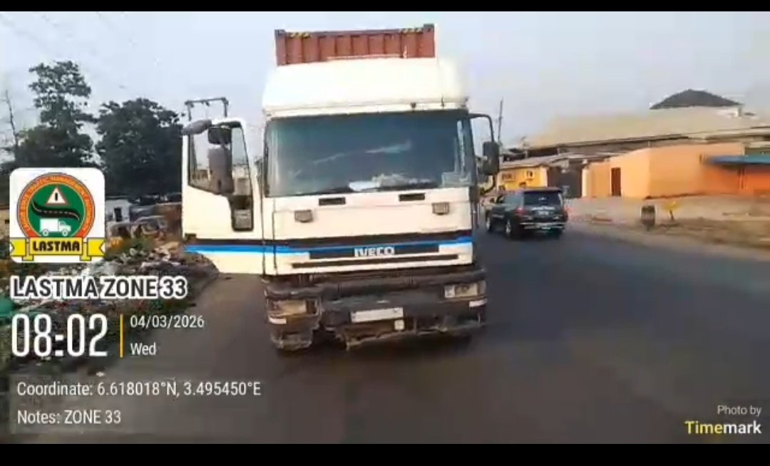 followlastma's tweet photo. [8:11AM] #Ikorodu
#Ebute
#Odo_Eran
 #BreakdownReport

Picture of a faulty 40ft containerized truck with a propeller problem at Ebute , Odo Eran inward General hospital.
The vehicle occurred about 40% of the road but a tow vehicle is expected to arrive soon for its removal, as It's currently having less effect on traffic flow.
#FollowLASTMA
@TrafficChiefNG 
@lagostraffic961 
@trafficpalava