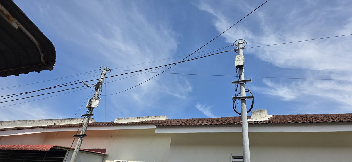 likie3's tweet photo. Dear @unifi  sila hantar technician untuk tutup anda punya port,dk terdedah mcm tu je, yg pesaing elok je tutup rapat. https://t.co/LUbq6SaP8h