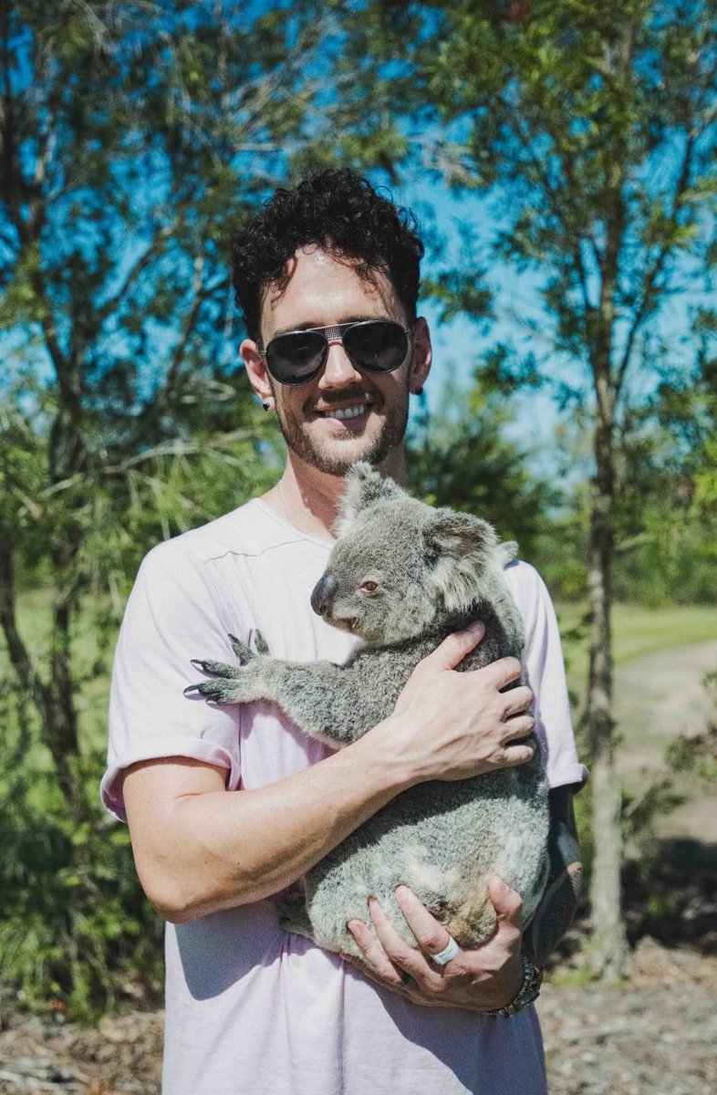 BroodingAnanas's tweet photo. now that’s the “Linkin Park in Australia” content we signed up for🐨 https://t.co/Z0j2IQMlx4