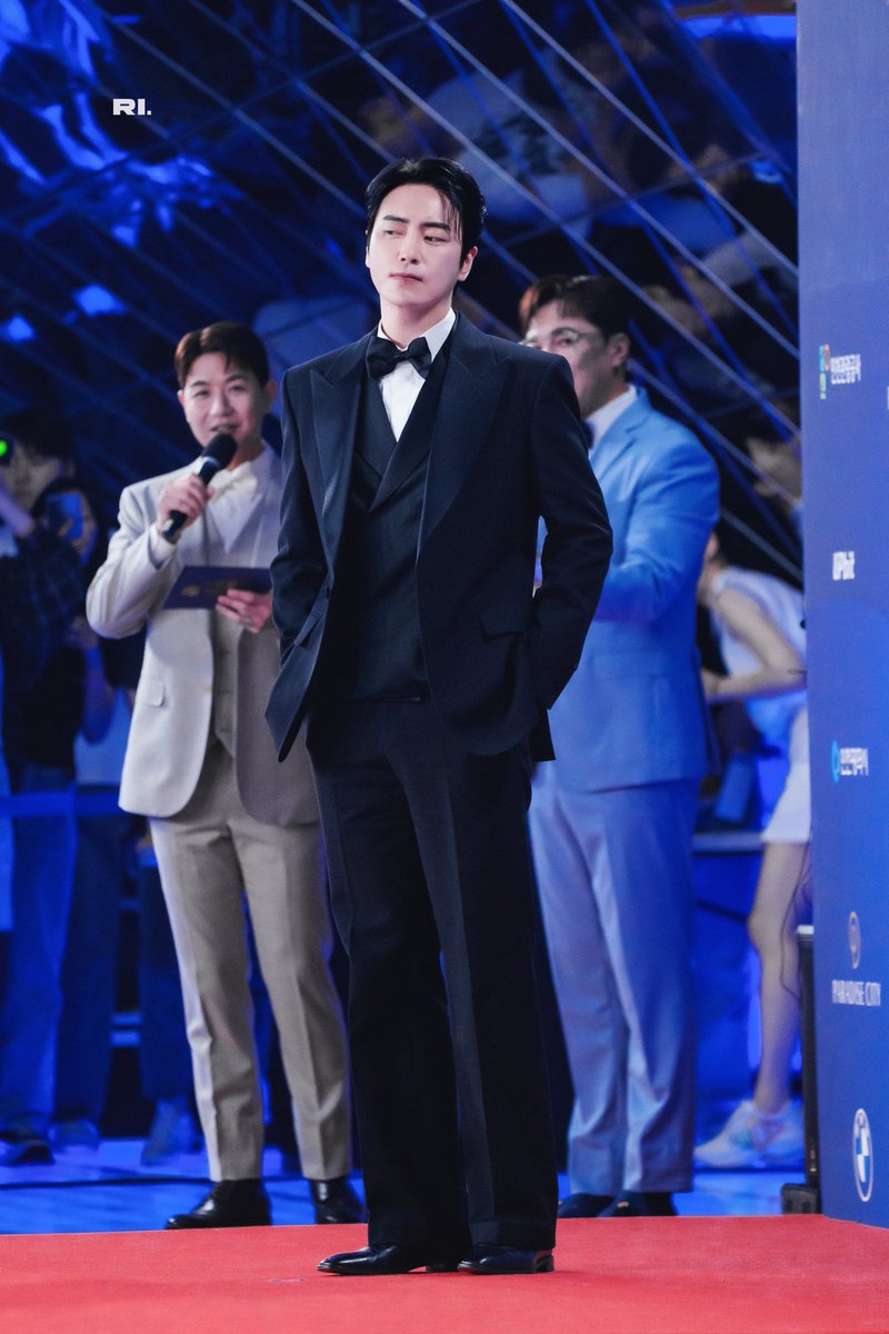 이준혁한테 서동재 포즈 해달라고 하면
오른쪽 얼굴 내리꽂는 거 ㅈㄴ 동랄 오져서 걍 그러세요 하게 됨