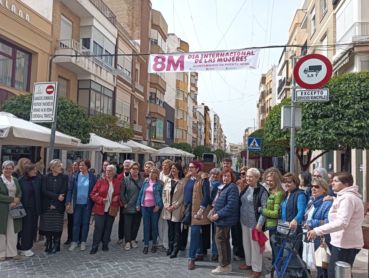 Ayer tuvo lugar la colocación de la pancarta #8M2026 en #PuenteGenil