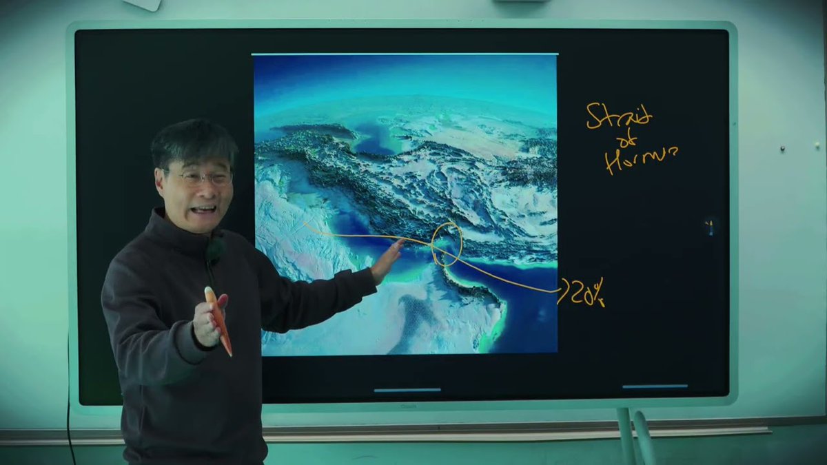 Gue abis nonton kuliah Professor Jiang 45 menit soal perang US-Iran

Dan yang bikin gue diem itu bukan soal rudal atau drone
Tapi satu selat kecil yang lebarnya cuma 33 km

Yang kalau ditutup, ekonomi dunia termasuk harga bahan pokok kita bisa collapse

Namanya Selat Hormuz

Dan