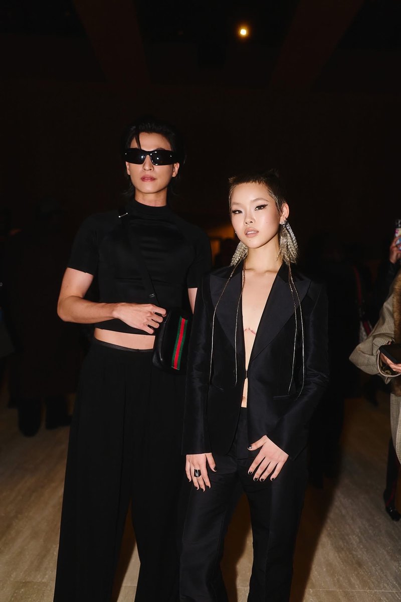 รวบรวมทุกลุคและโมเมนต์สำคัญจากแฟชั่นโชว์ Gucci PRIMAVERA หรือ Gucci Fall/Winter 2026 เดบิวท์โชว์ของ Artistic Director คนปัจจุบันของแบรนด์ Demna Gvasalia ณ Palazzo delle Scintille เมืองมิลาน ประเทศอิตาลี คอลเลกชันซึ่งผสานงานดีไซน์อันเป็นค่านิยมและแก่นแท้ของ Gucci