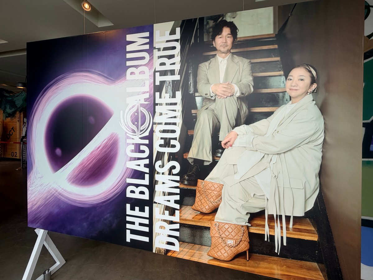 【いけだより】

DCTgarden IKEDAの正面ガラス面に設置されているパネルが、「THE BLACK ◯ ALBUM」とDREAMS COME TRUE最新ビジュアルにリニューアルされました！

この特大サイズで目に飛び込んでくる最高に格好良いビジュアルは、まさに圧巻です！
是非IKEDAでご覧ください！