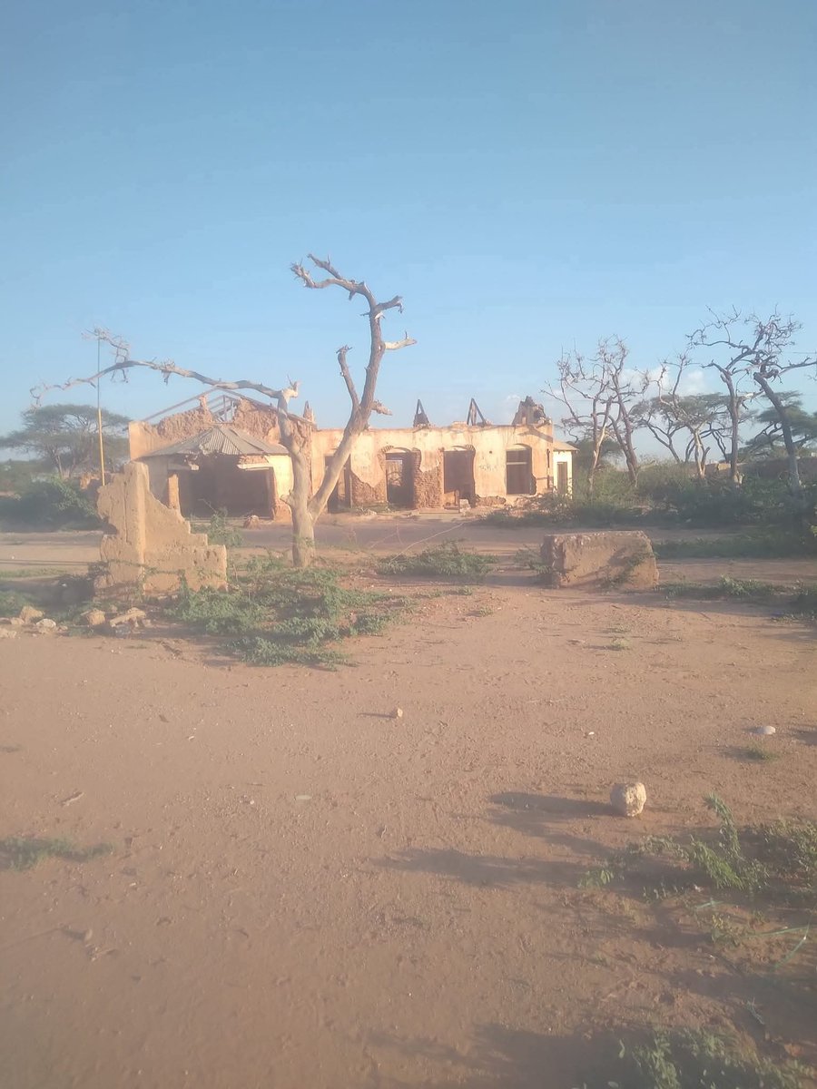 وتلك الأيام نداولها بين الناس.
هذه "الخرابة" كانت يوما ما مصدر رعب لأهالي مدينة برعو، حيث كانت فيلا يسكنها ضباط الفقش من "جمهورية صوماليا" خصوصا الكولونيل cadceed، اما اهالي برعو فيقولون انه من كثر الظلم والدماء اللي سالت في المنطقة، أبت الاشجار ان تنبت.