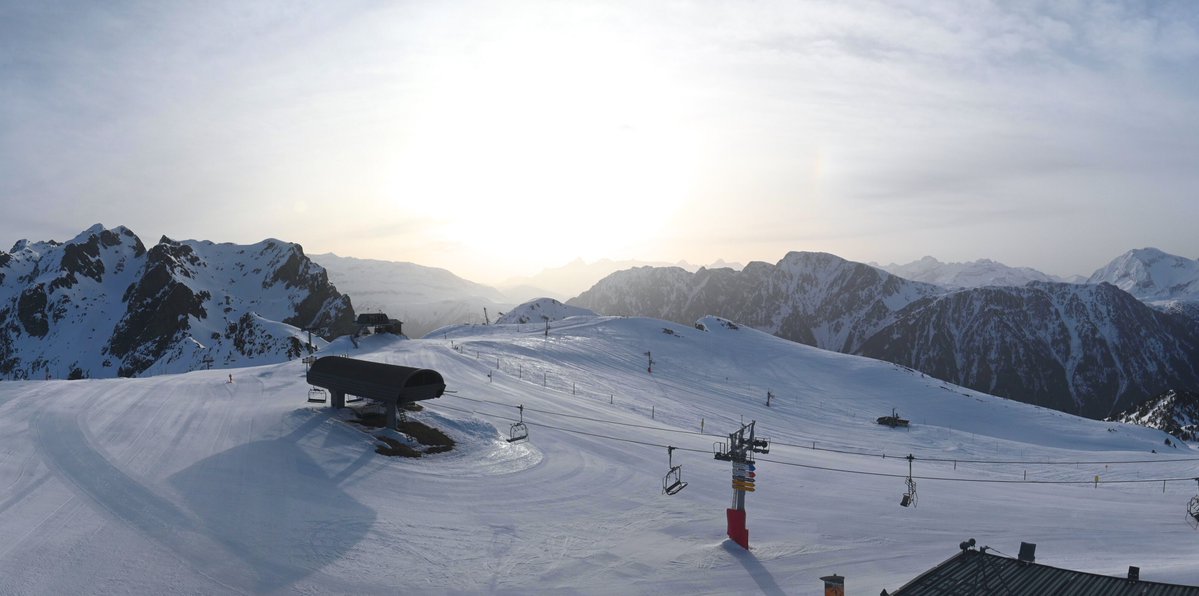 🟤 Présence du #sable du #Sahara bien visible dans le ciel des #Alpes ce matin du mercredi 4 mars 2026, ici à #Chamrousse avec un voile jaunâtre. (webcam <a href="/skaping/">Skaping - Webcams touristiques 360°</a>)