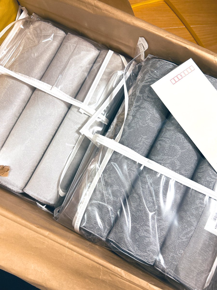 Zaha_Kenia's tweet photo. 【特報】
西陣まいづる様より第一弾の織り上がりの帯が届きました！！！
本当に本当にすごいことです
涙出ました。
おかげさまです。
心からおかげさまです。

綺麗。これが日本の織物ですよ。
これからおかばんに生まれ変わります。

バトンを受け取りました
次に渡します！

今月3月20、21日に受注第二弾行いますのでお知らせお待ちください！